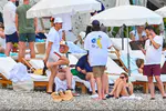 凯蒂佩芮和奥兰多·布鲁姆与朋友们在圣特罗佩海湾卵石海滩上享受假期