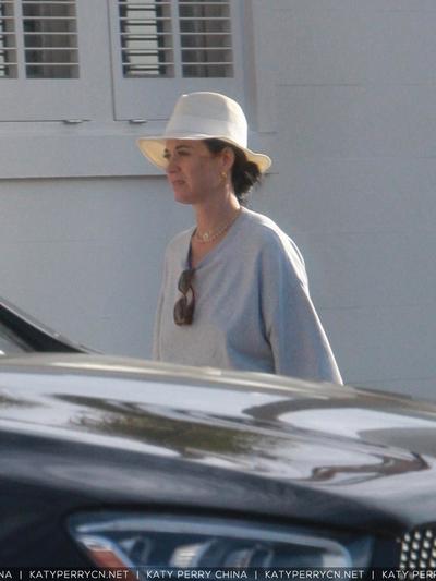 凯蒂·佩芮与她的女儿黛西·布鲁姆一起驾驶Moke电动车出行