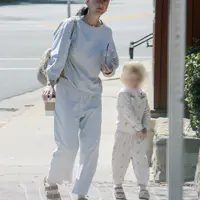 凯蒂佩芮和黛西外出享用周日早午餐