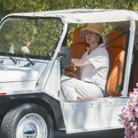 凯蒂佩芮带女儿黛西开着定制款MOKE电动汽车买星巴克