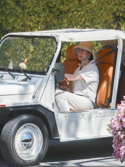 凯蒂佩芮带女儿黛西开着定制款MOKE电动汽车买星巴克