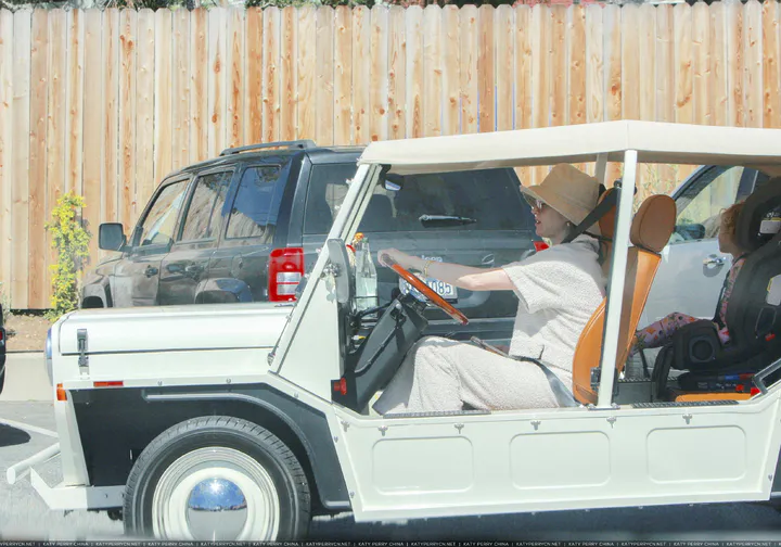 凯蒂佩芮带女儿黛西开着定制款MOKE电动汽车买星巴克