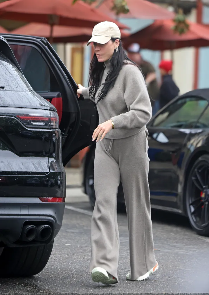 凯蒂·佩芮在蒙特西托带女儿逛街