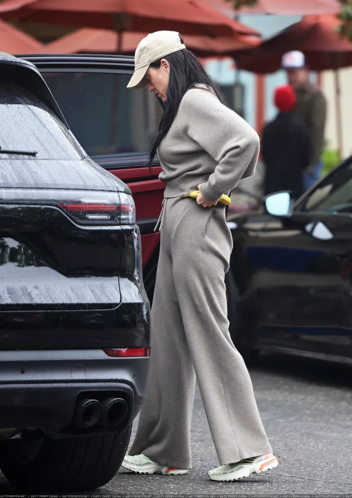 凯蒂·佩芮在蒙特西托带女儿逛街