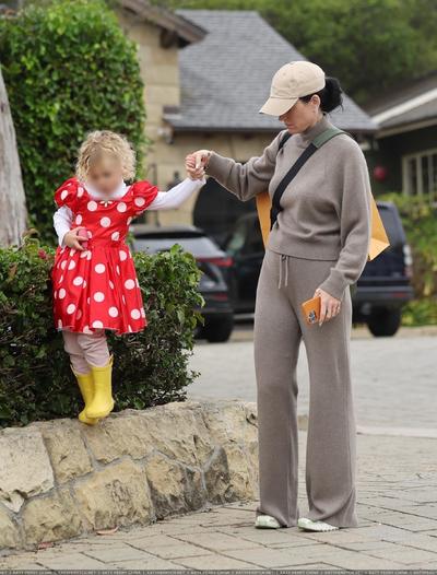 凯蒂·佩芮在蒙特西托带女儿逛街