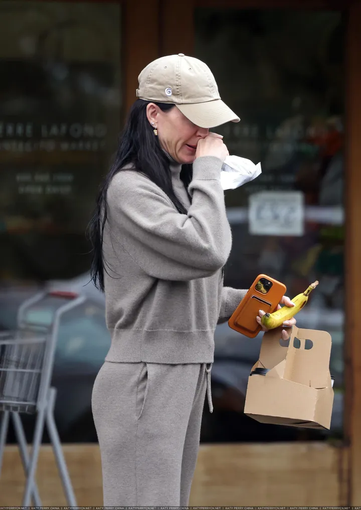 凯蒂·佩芮在蒙特西托带女儿逛街