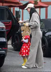 凯蒂·佩芮在蒙特西托带女儿逛街