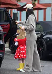 凯蒂·佩芮在蒙特西托带女儿逛街