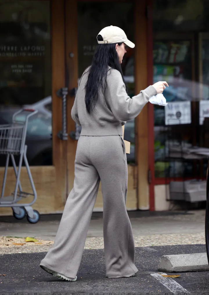 凯蒂·佩芮在蒙特西托带女儿逛街