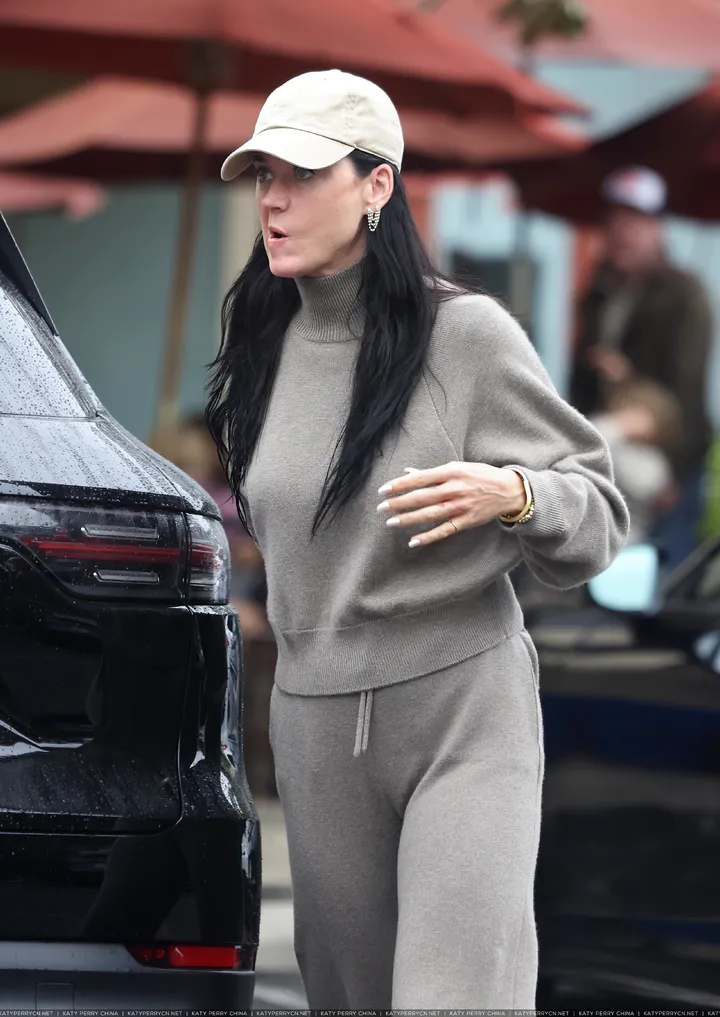 凯蒂·佩芮在蒙特西托带女儿逛街