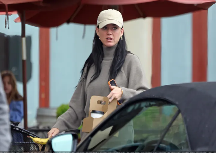 凯蒂·佩芮在蒙特西托带女儿逛街