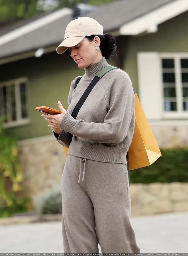 凯蒂·佩芮在蒙特西托带女儿逛街