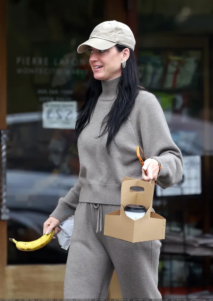 凯蒂·佩芮在蒙特西托带女儿逛街