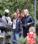 格温妮丝·帕特洛带着妈妈和婆婆，与凯蒂·佩芮母女在圣巴巴拉植物园游玩