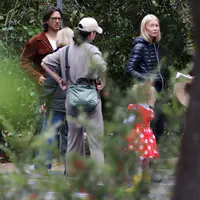 格温妮丝·帕特洛带着妈妈和婆婆，与凯蒂·佩芮母女在圣巴巴拉植物园游玩