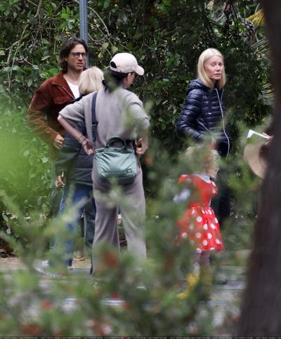 格温妮丝·帕特洛带着妈妈和婆婆，与凯蒂·佩芮母女在圣巴巴拉植物园游玩