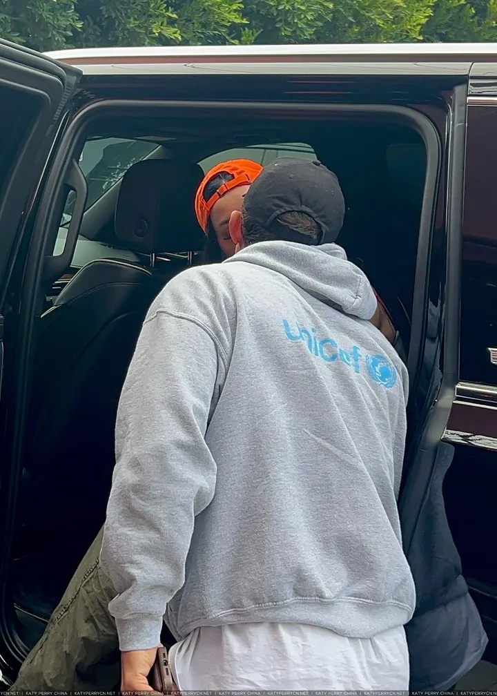 凯蒂·佩芮和奥兰多·布鲁姆抵达“与艾伦·德杰尼勒斯共度的夜晚”脱口秀