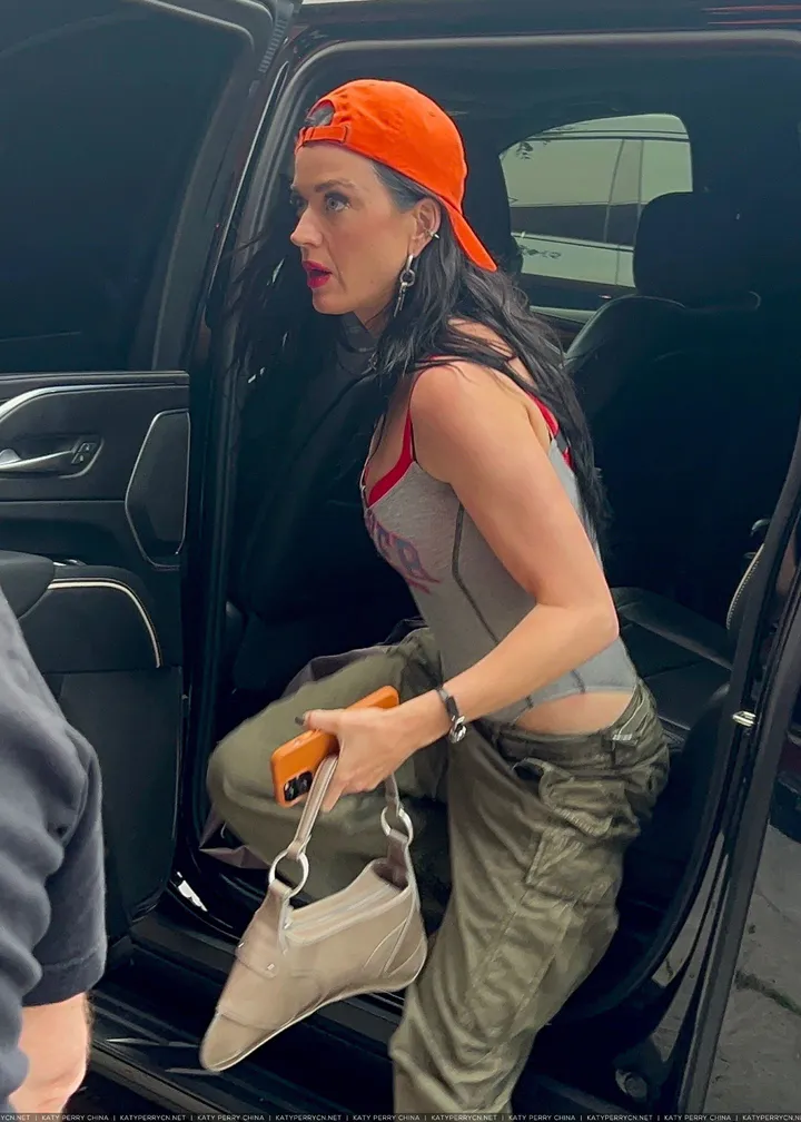 凯蒂·佩芮和奥兰多·布鲁姆抵达“与艾伦·德杰尼勒斯共度的夜晚”脱口秀