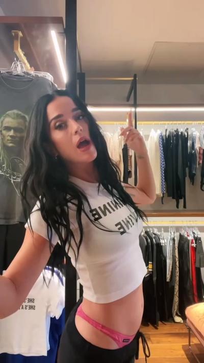 Woman’s World - 歌曲预览 #2