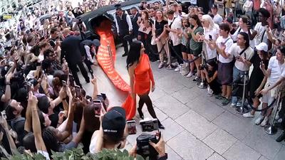 Katy Perry 身穿印有“Woman's World”歌词长裙回到酒店