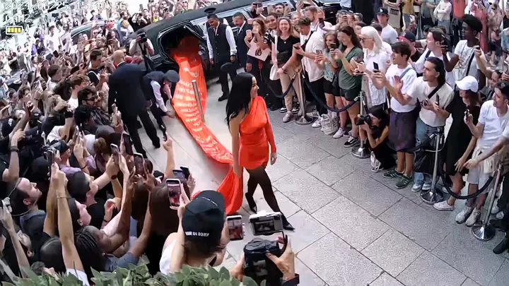 Katy Perry 身穿印有“Woman's World”歌词长裙回到酒店