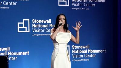 凯蒂佩芮在石墙国家纪念碑游客中心开馆仪式上演讲