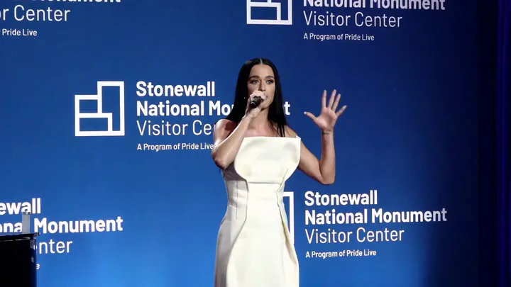 凯蒂佩芮在石墙国家纪念碑游客中心开馆仪式上演讲