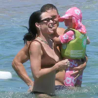 凯蒂·佩芮和奥兰多·布鲁姆和她的家人们在撒丁岛度假