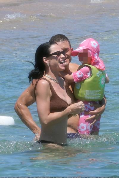 凯蒂·佩芮和奥兰多·布鲁姆和她的家人们在撒丁岛度假