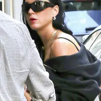 凯蒂·佩芮和奥兰多·布鲁姆带女儿在Eloise at The Plaza逛街购物