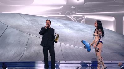 Orlando Bloom为Katy Perry颁发MTV先锋奖 | 2024 MTV音乐录影带奖