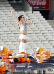 凯蒂·佩芮在墨尔本MCG体育场为AFL总决赛赛前表演排练
