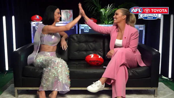 Katy Perry 在AFL总决赛赛前娱乐演出前与Abbey Holmes进行访问 | 2024 Toyota AFL Grand Final