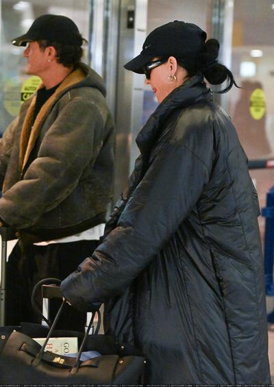 凯蒂·佩芮和奥兰多·布鲁姆抵达纽约肯尼迪机场，准备参加Jingle Ball演唱会