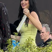 《美国偶像》评委凯蒂·佩芮、卢克·布莱恩、莱昂内尔·里奇和主持人瑞安·西克莱斯特在欧胡岛录影