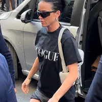 凯蒂佩芮抵达巴黎丽兹酒店