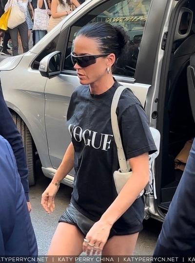 凯蒂佩芮抵达巴黎丽兹酒店