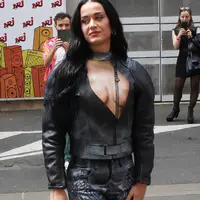 凯蒂佩芮在法国NRJ电台前和歌迷见面