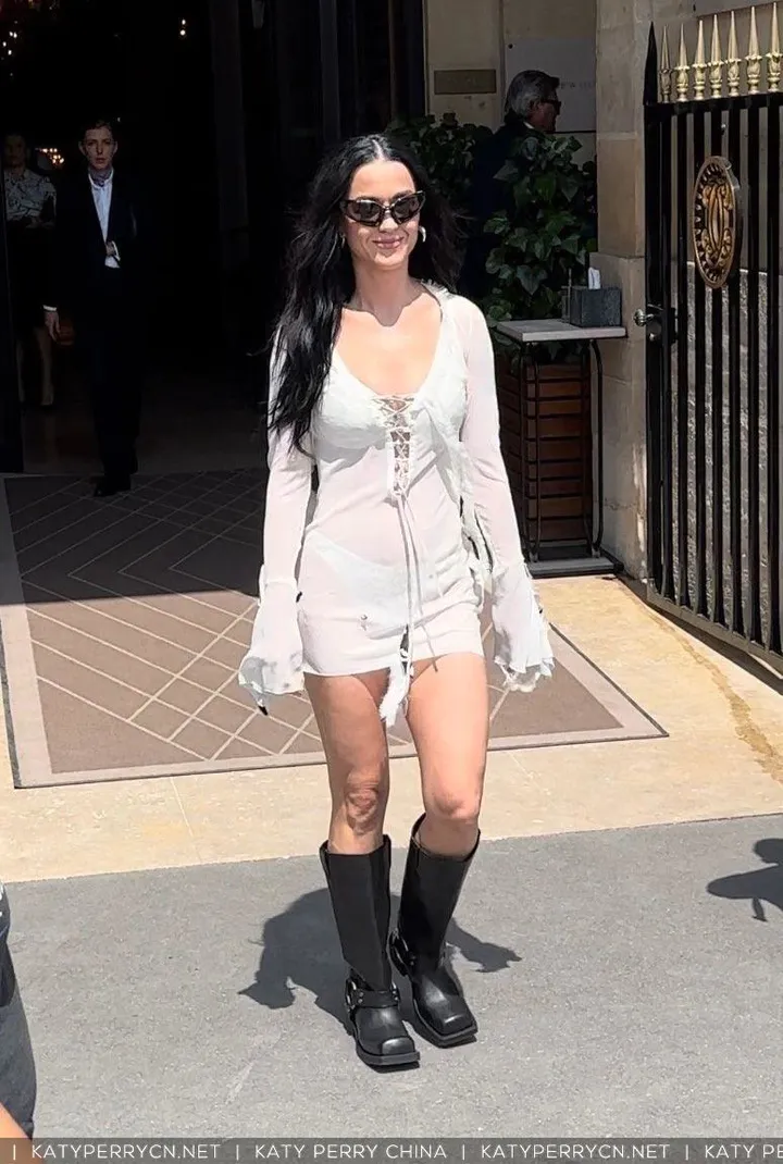 凯蒂佩芮在巴黎外出