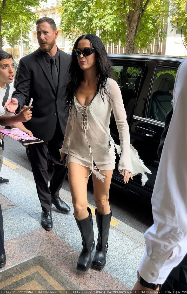 凯蒂佩芮在巴黎外出