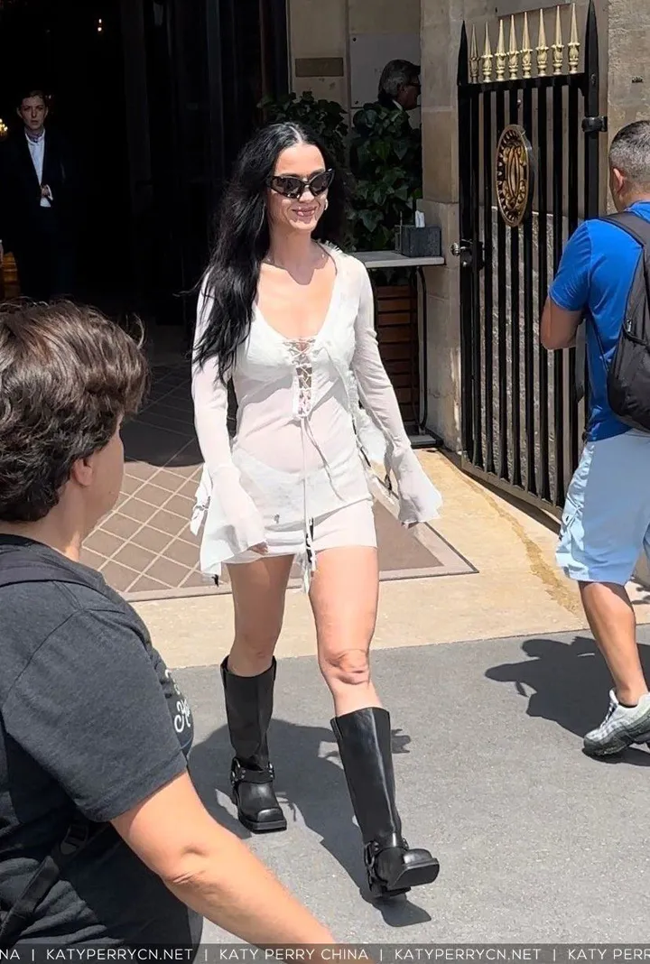 凯蒂佩芮在巴黎外出