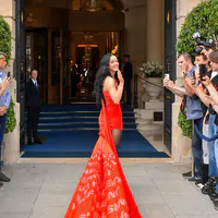 凯蒂佩芮身着长裙抵达巴黎丽兹酒店