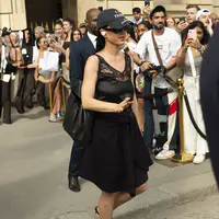 凯蒂佩芮去看展览，然后去参观卢浮宫