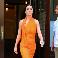 凯蒂佩芮身着亮橙色连衣裙现身纽约