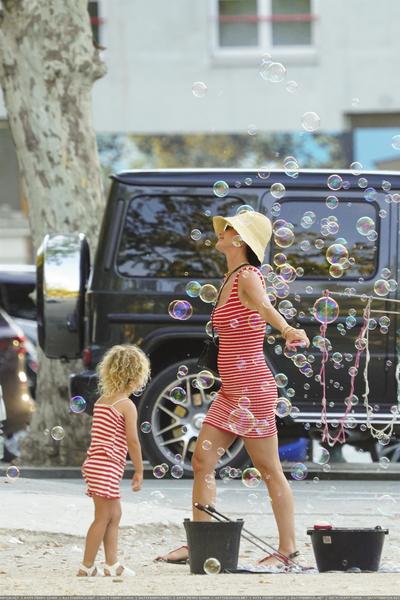 凯蒂·佩芮和家人们在圣特罗佩度假，吃冰淇淋，坐旋转木马