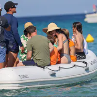 凯蒂·佩芮、奥兰多·布鲁姆和朋友们​离开55号俱乐部海滩