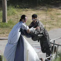 凯蒂佩芮与性感的西班牙特技演员拍摄她的新MV