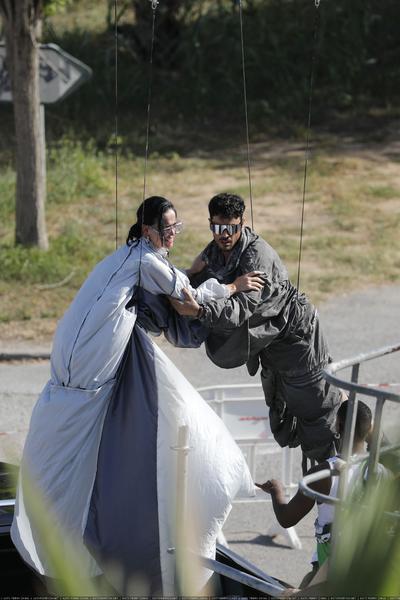 凯蒂佩芮与性感的西班牙特技演员拍摄她的新MV