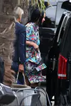凯蒂佩芮身着涂鸦风格服装离开东伦敦的一家录音室