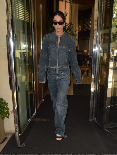 凯蒂佩芮身着黑色牛仔套装离开伦敦的酒店